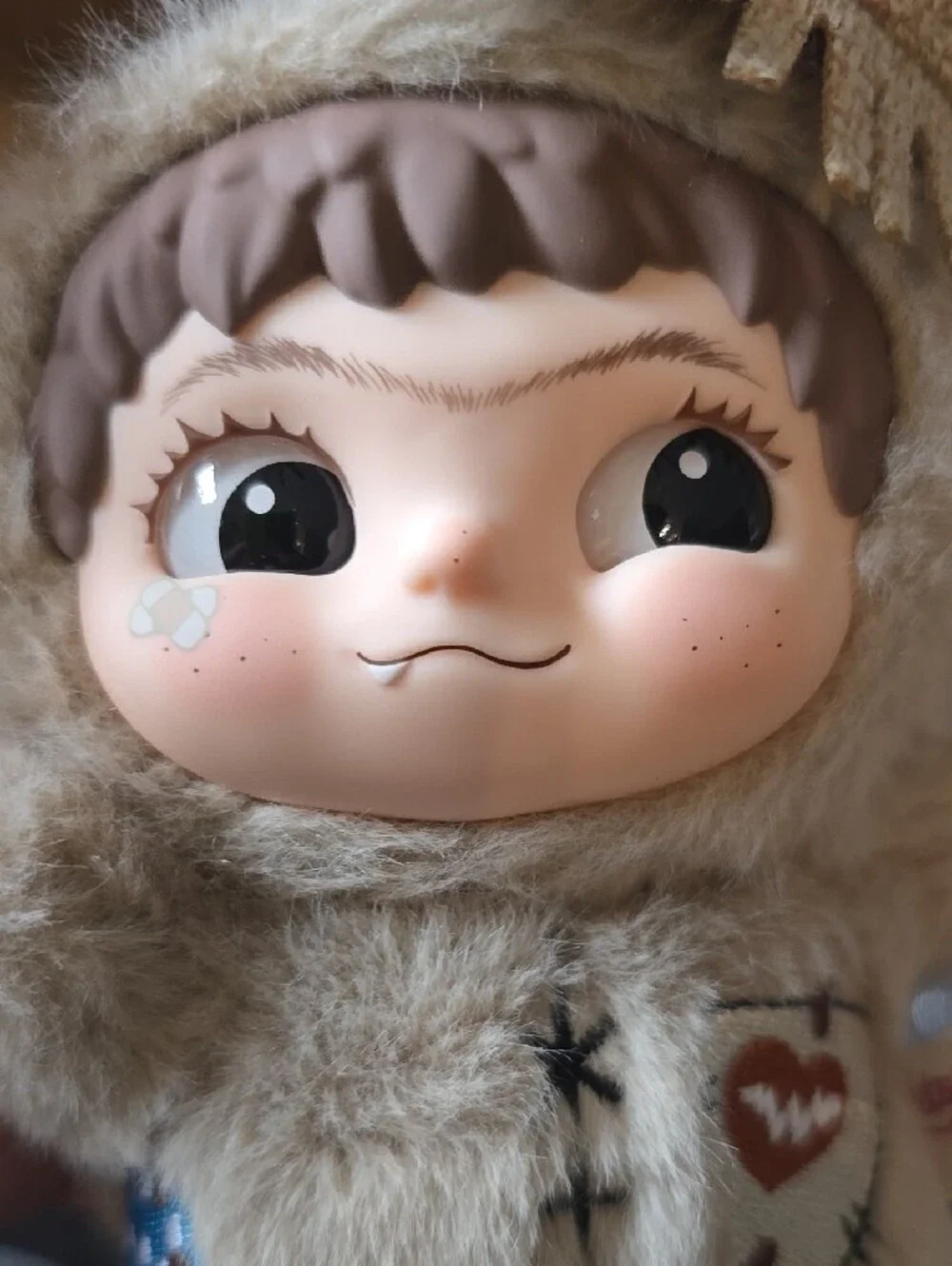 Wakuku Doll Keychain in Beige Fur with Brown Hat & Teal Foot